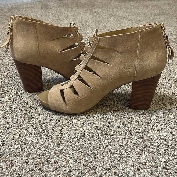 MICHAEL Michael Kors Elsie Cutout Lace-Up Suede Bootie Size 9.5 - Picture 7 of 16